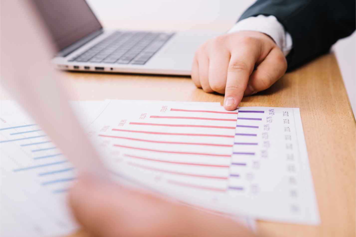 Marc Oller asesorando a una empresa valenciana sobre herramientas digitales para mejorar sus procesos internos.